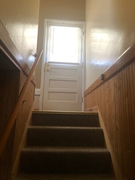 EntryWay - 7010 Hamlet Ave