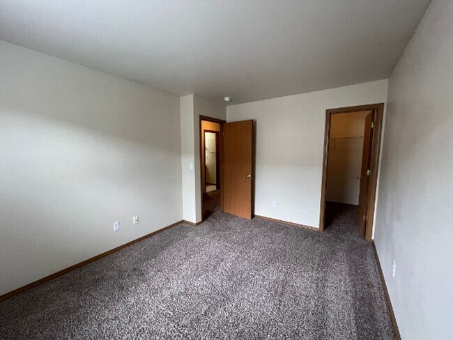 Building Photo - College Spring 3BD w/ New Carpet