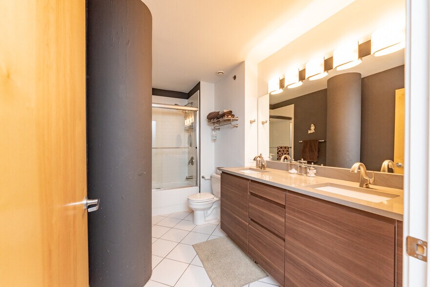 Building Photo - 1224 W Van Buren St