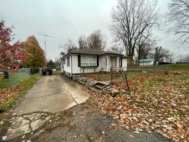 Building Photo - 3 Bedroom 1 Bathroom house Available Now!