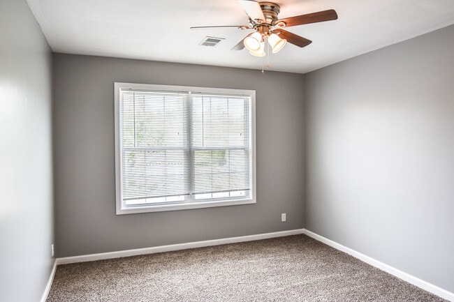 Building Photo - Pet Friendly Three Bedroom!