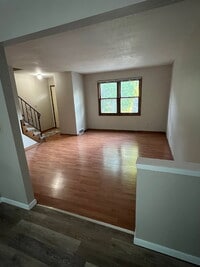 Building Photo - 3 Bedroom Duplex on South Side of Des Moines Available!