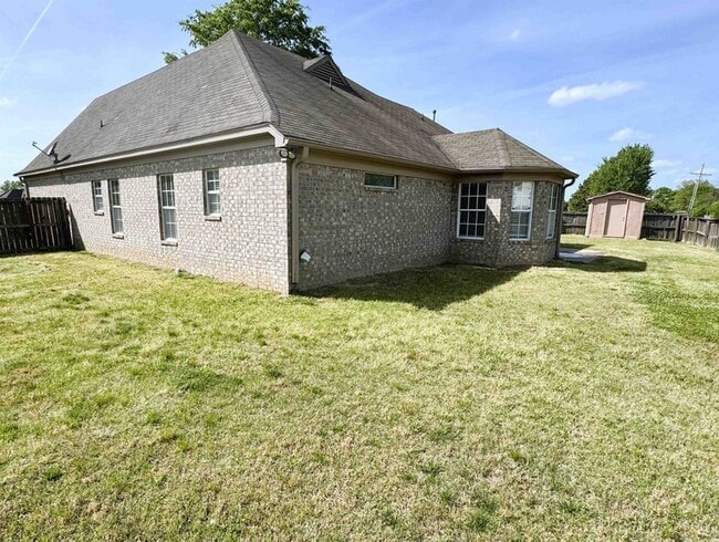 Building Photo - 6098 Ravenwood Lake Dr E