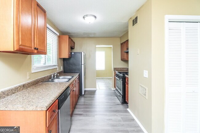 Building Photo - 5438 Farmview Close