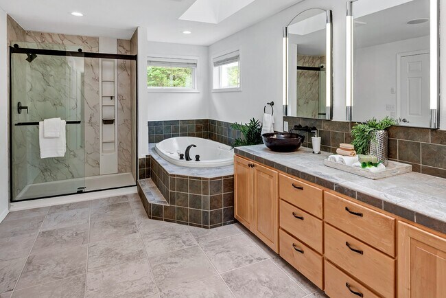 Building Photo - Luxurious 4-Bedroom Family Home Minutes Aw...