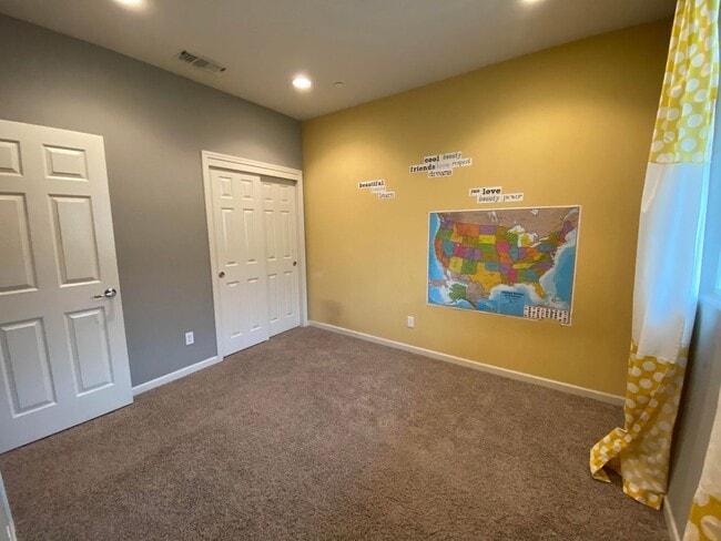 Building Photo - 4Br4Ba Former Model Townhouse Top of the L...