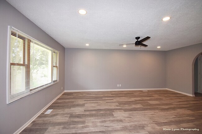 Building Photo - 106 W Kendall Dr