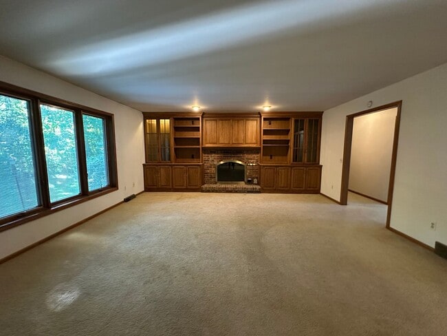 Building Photo - Large Home in Forest Hills School District