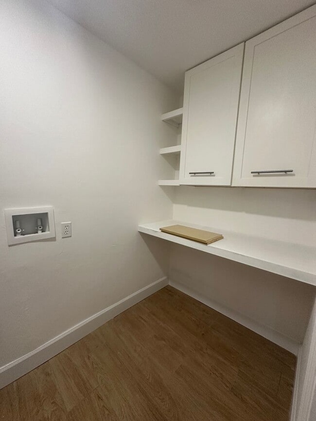 Building Photo - Newly remodeled 4/2 in the Eastgate Commun...