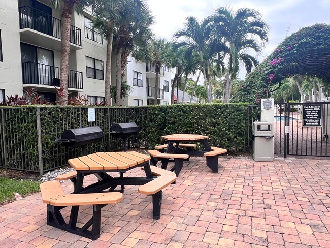 Building Photo - 724 Executive Center Dr