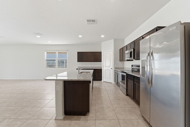 Building Photo - Stylish 3BR Home with Granite Counters + Community Parks & Splash Pads