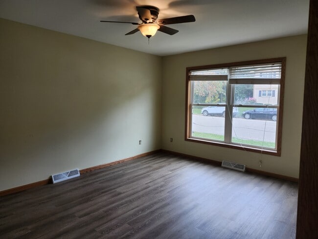 Building Photo - 301 King St