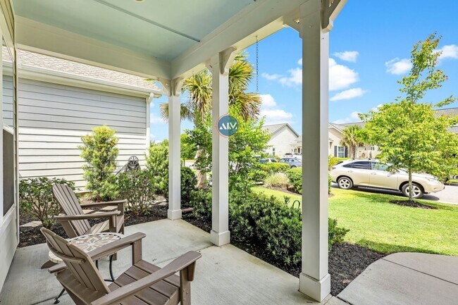 Building Photo - Elegant Three-Bed, Three-Bath Residence in...