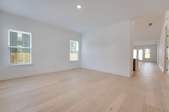 Building Photo - 451 E 7th St