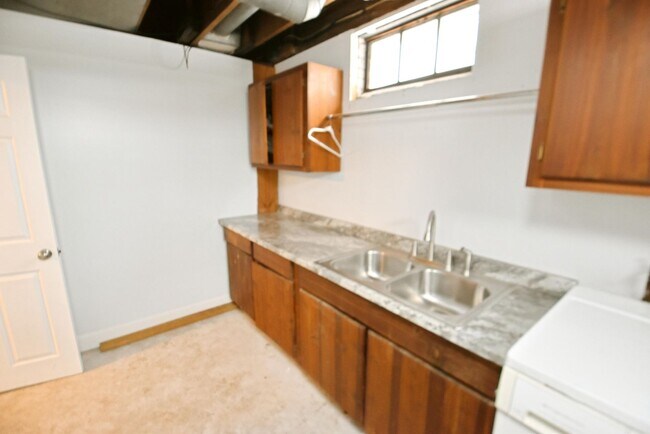 Building Photo - 3 bedroom home located 1 mile from the University of Notre Dame