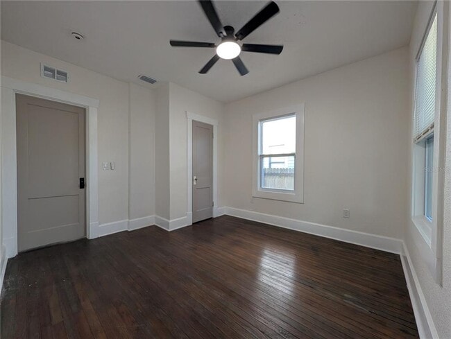 Building Photo - 985 8th Ave S