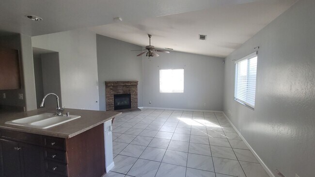 Building Photo - Beautiful Home in SW Bakersfield