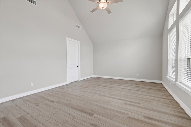 Building Photo - 2022 Serene Spgs Dr