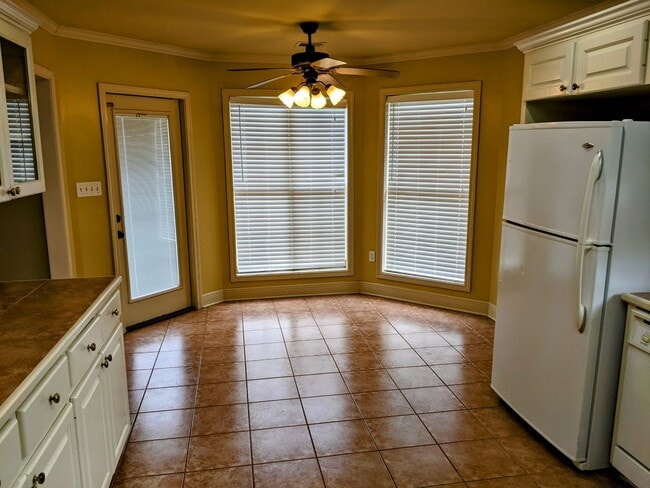Building Photo - Spacious 3/2 home in a Convenient Location!
