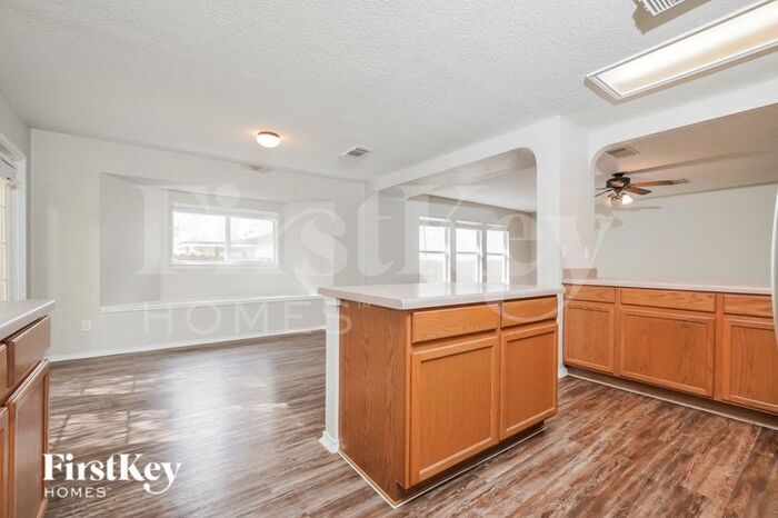 Building Photo - 910 Saxonhill Dr