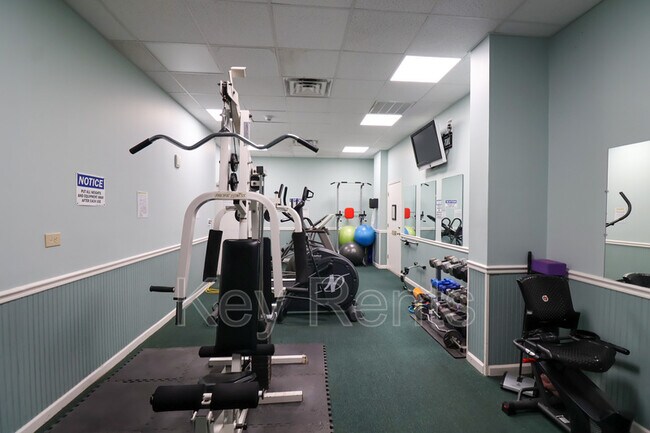 Building Photo - 825 Bayshore Dr