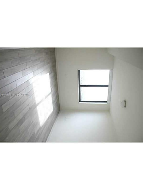 Building Photo - 999 SW 1st Ave