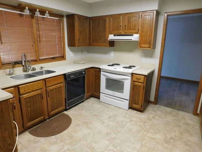 Building Photo - Stunning 5 Bedroom 3 Bathroom home!