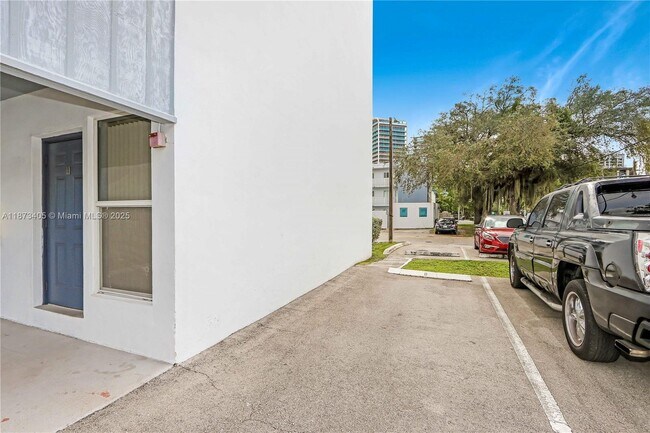 Building Photo - 3071 SW 27th Ave