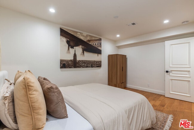 Building Photo - 7473 Mulholland Dr