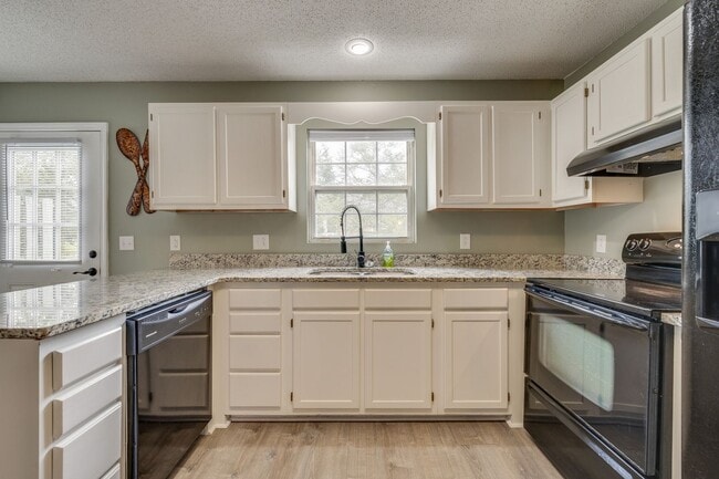 Building Photo - 2 br/ 1.5 bath condo Johnson City