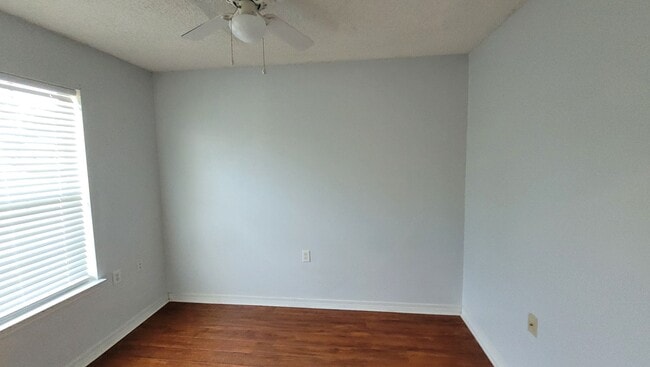 Building Photo - 2 bedroom 1 bath townhouse available for r...