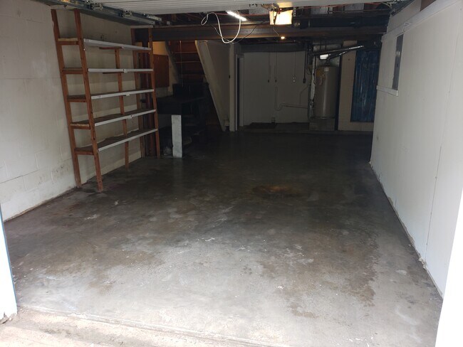 Building Photo - 411 W Linden Ave