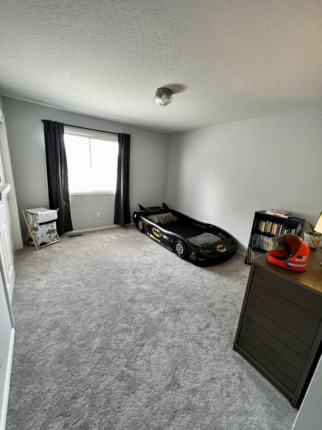 Building Photo - Spacious 4 bed 2.5 bath just off Amity and...
