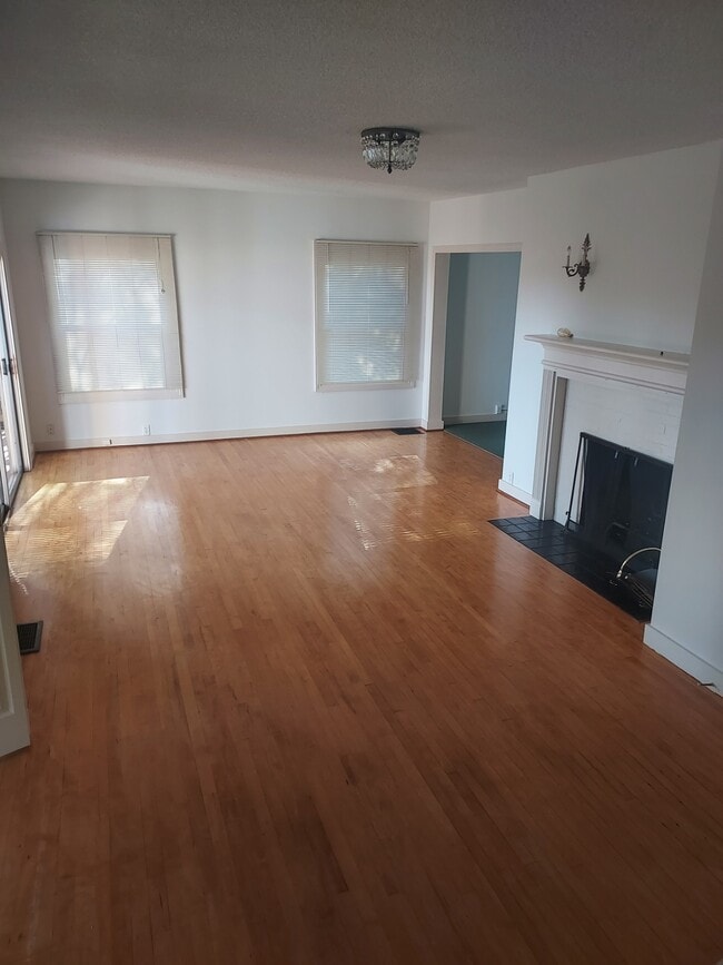 Building Photo - 3453 NW Thurman St