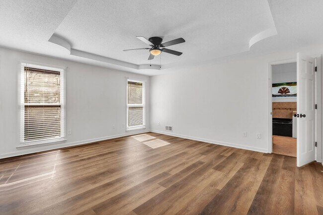Building Photo - AVAILABLE NOW!! 5 Bedroom 3.5 Bath Fully R...