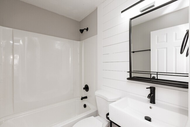 Building Photo - 3223 Alpine Ave