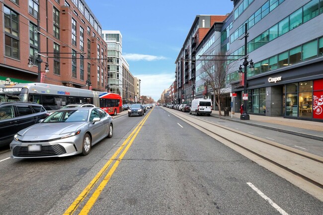 Building Photo - Charming 2-Bedroom Condo in Prime Capitol ...