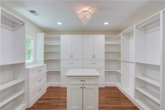 Building Photo - 770 Crest Valley Dr NW