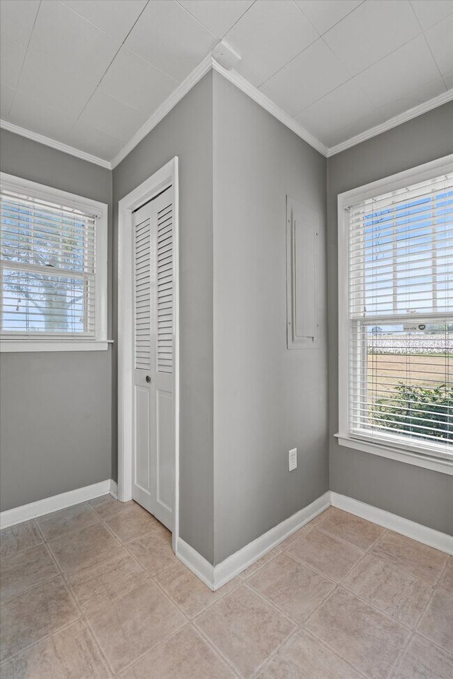 Building Photo - Charming Farmhouse on the West Side of Ath...