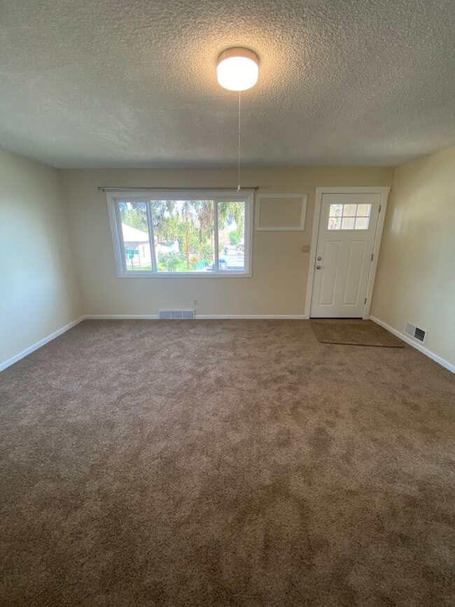 Building Photo - Charming 2 Bedroom 1 bath House! Large Bac...