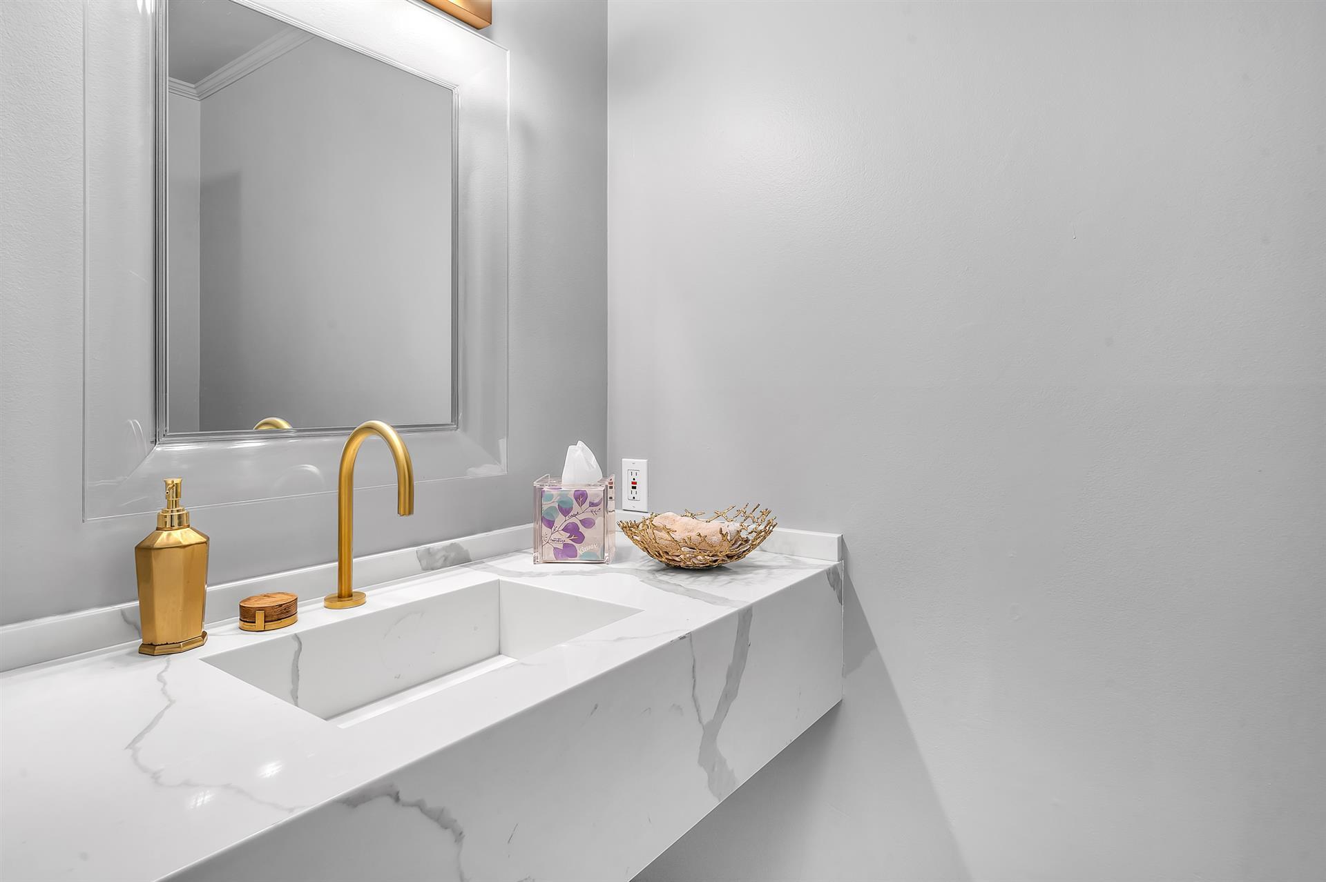 Building Photo - 2324 Banyan Dr