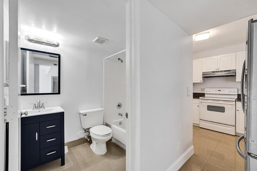 Building Photo - 1450 SE 3rd Ave