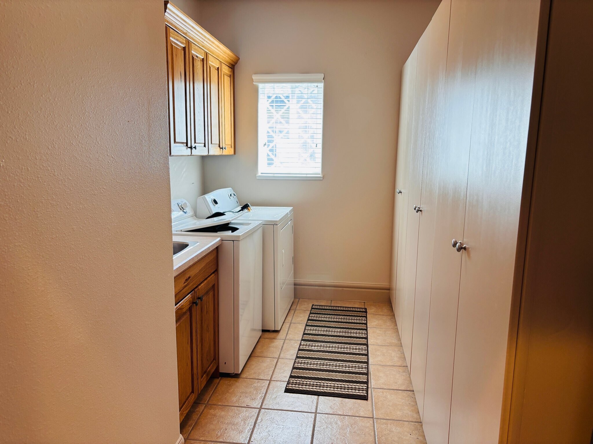 Building Photo - 409 Cobblestone Dr