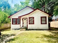 Building Photo - 814 Moore Ave