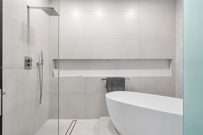 Building Photo - 700 NE 24th St