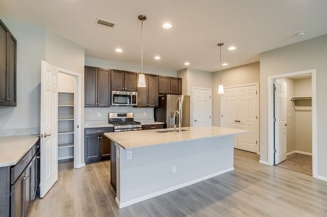 Building Photo - Spacious 4BR Townhome in Denver