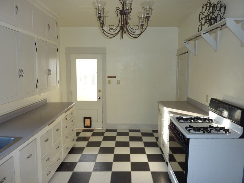 Building Photo - 829 Bross St