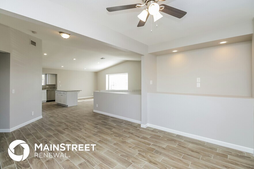 Building Photo - 8902 W Vernon Ave