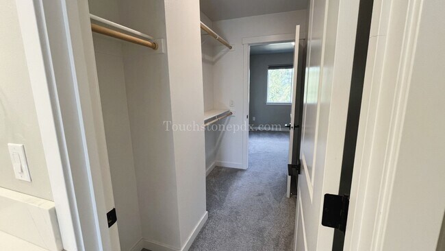 Building Photo - Modern 3-Bedroom Home!