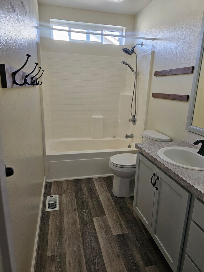 Building Photo - 4 bedroom shy 2500 sqft home in gated cmty!